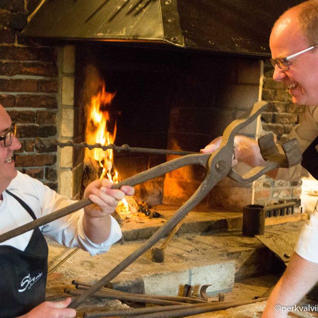 Innehavere av Smia Fiskerestaurant foan smia