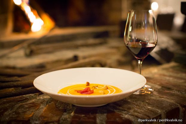 Suppe og vin glass foran smia